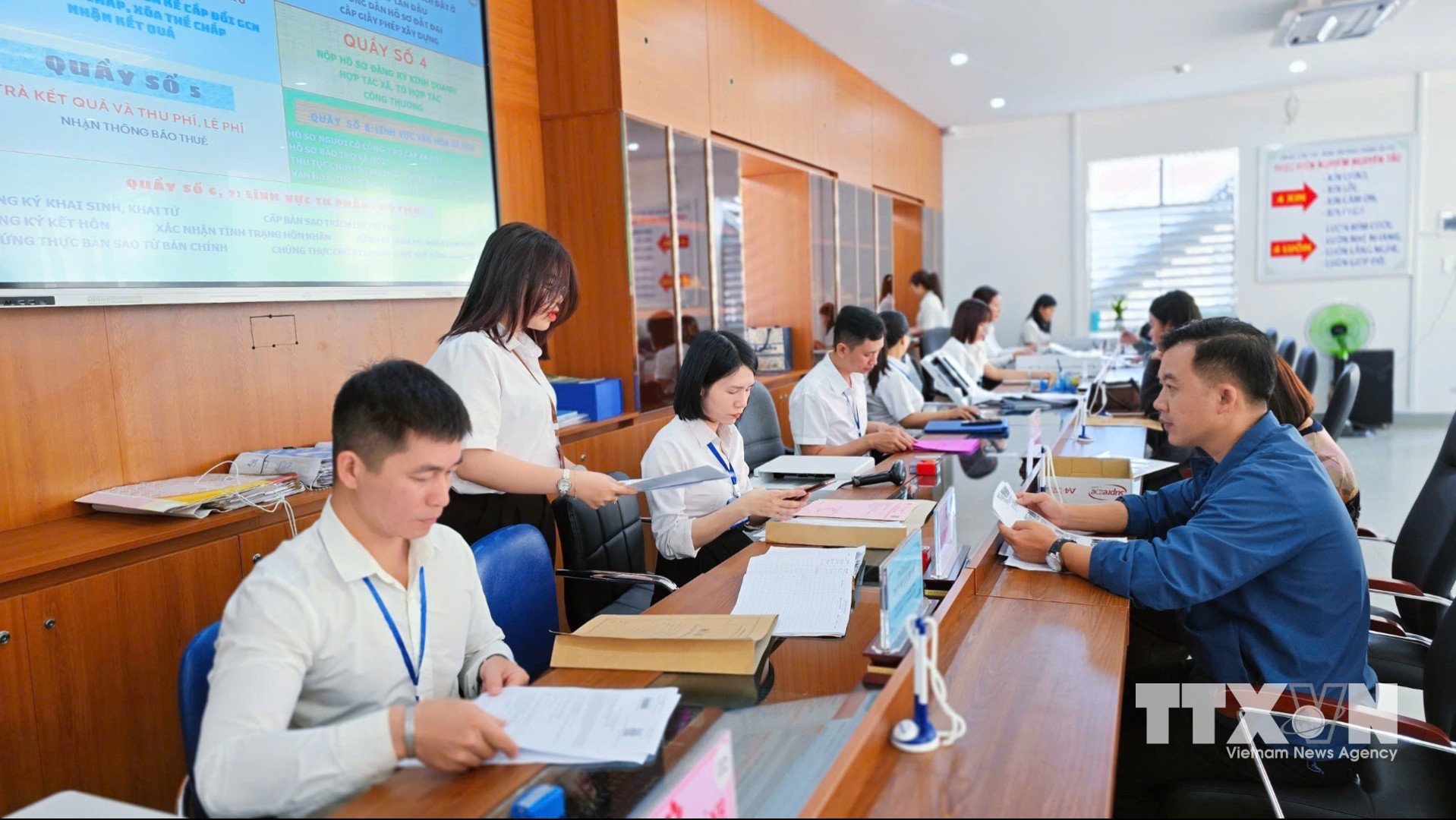 Cán bộ, công chức Gia Lai hướng dẫn người dân thực hiện thủ tục hành chính trên môi trường số. (Ảnh: Quang Thái/TTXVN)